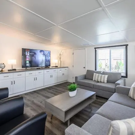 Spacious Disneyland 5 Bedroom 4 Bath House With Game Room